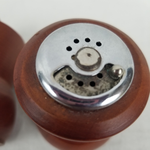 Vintage Wood Salt & Pepper shakers - Picture 12 of 12